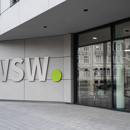 Außenaufnahme des Eingangs des WSW Gebäudes mit Logo an der Fassade
